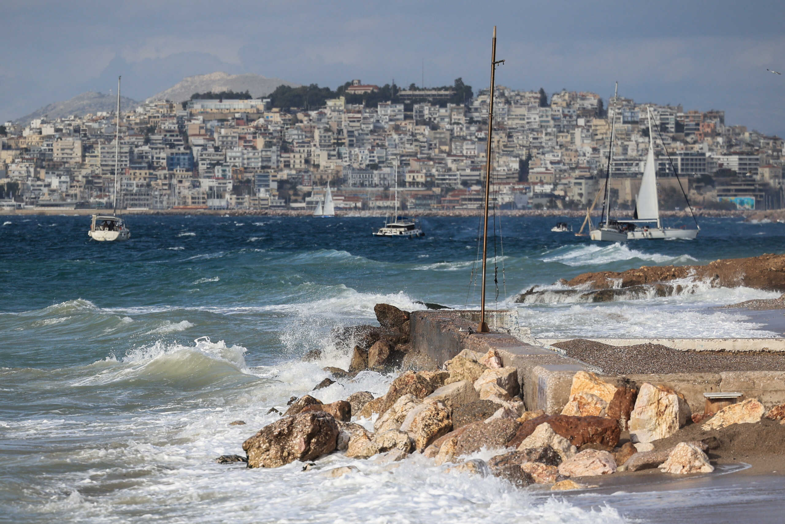 Κύματα στην θάλασσα σε παραλία της Αττικής. 
(ΓΙΩΡΓΟΣ ΚΟΝΤΑΡΙΝΗΣ