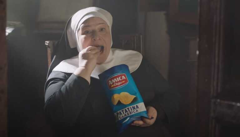 Οργή στην Ιταλία με διαφήμιση με μοναχές να τρώνε πατατάκια αντί για όστια
