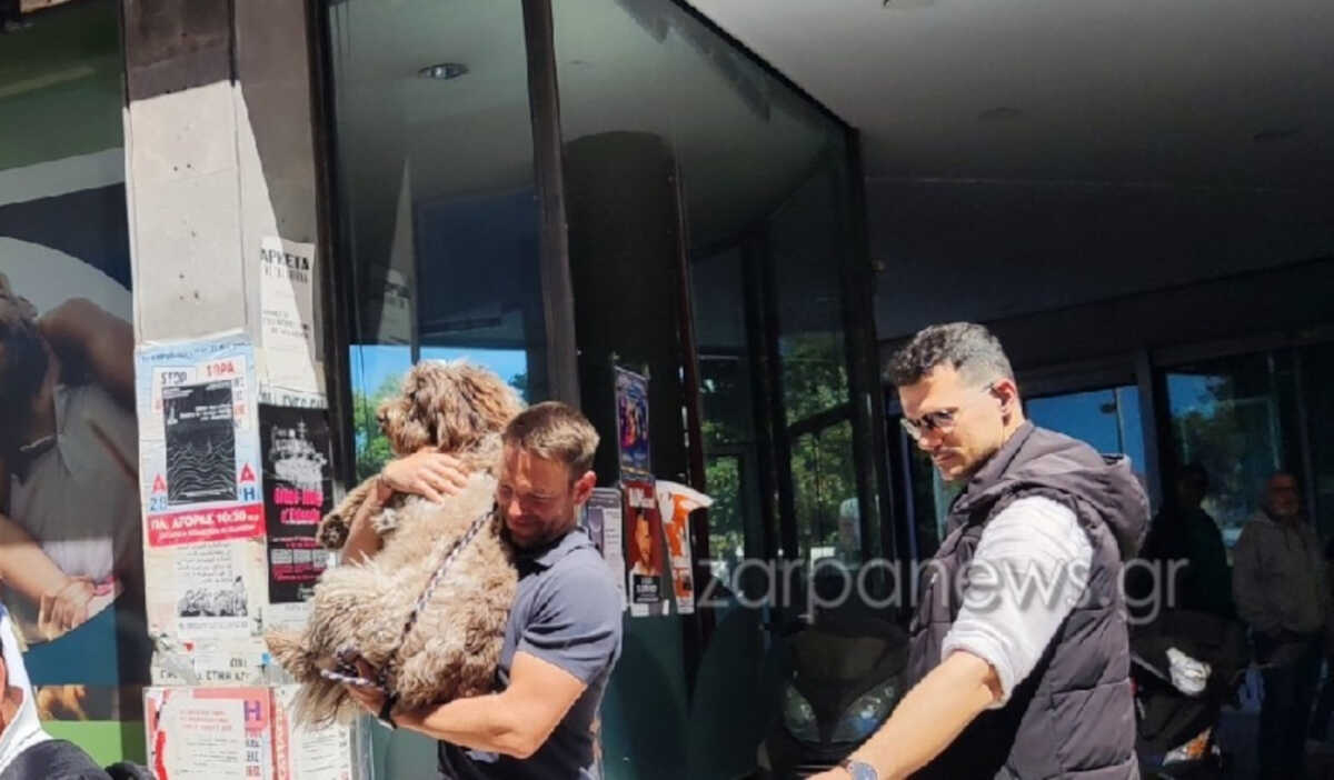 Ο Στέφανος Κασσελάκης έκανε βόλτα στα Χανιά μαζί με τον Τάιλερ αλλά η Φάρλι «έκλεψε» τις εντυπώσεις