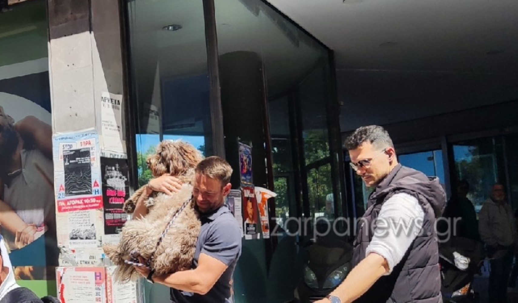 Ο Στέφανος Κασσελάκης έκανε βόλτα στα Χανιά μαζί με τον Τάιλερ αλλά η Φάρλι «έκλεψε» τις εντυπώσεις