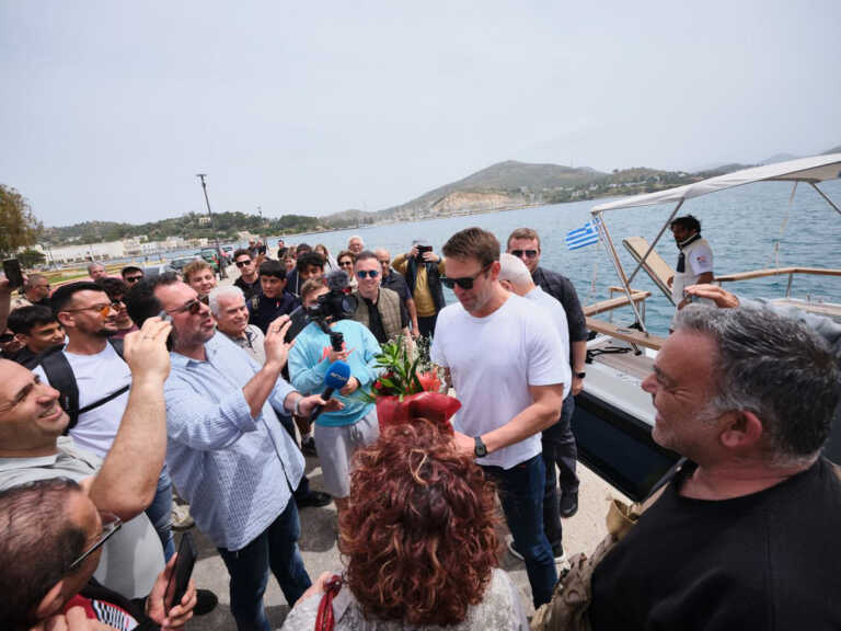 Ο Στέφανος Κασσελάκης διέκοψε την περιοδεία του στο Αιγαίο λόγω καιρού – Επέστρεψε αεροπορικώς στην Αθήνα
