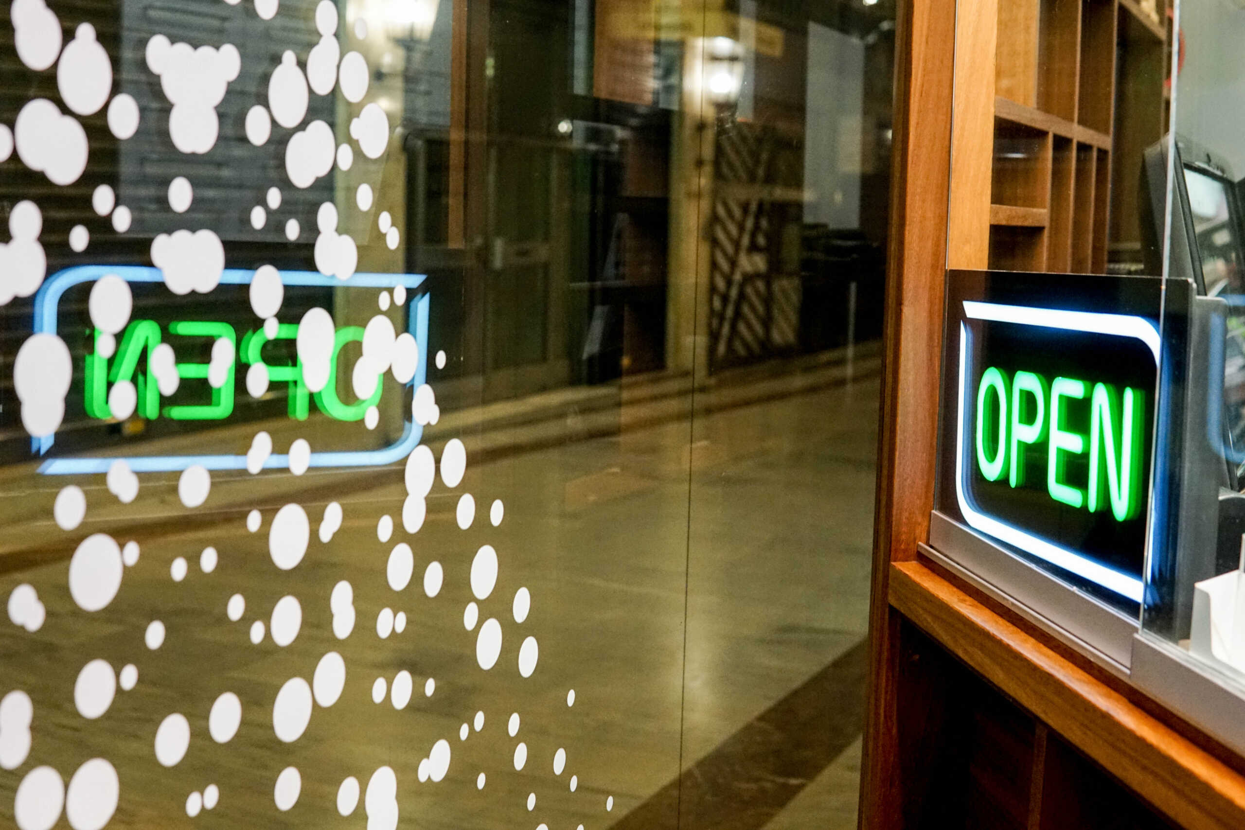 Ç ÅÐÉÃÑÁÖÇ ÁÐÏ ÍÅÏÍ ÃÑÁÖÅÉ OPEN ÔÁ ÊÁÔÁÓÔÇÌÁÔÁ ÏÌÙÓ ÅÉÍÁÉ ÊËÅÉÓÔÁ ËÏÃÙ ÔÏÕ LOCKDOWN(ÊÏÍÔÁÑÉÍÇÓ ÃÉÙÑÃÏÓ EUROKINISSI)
