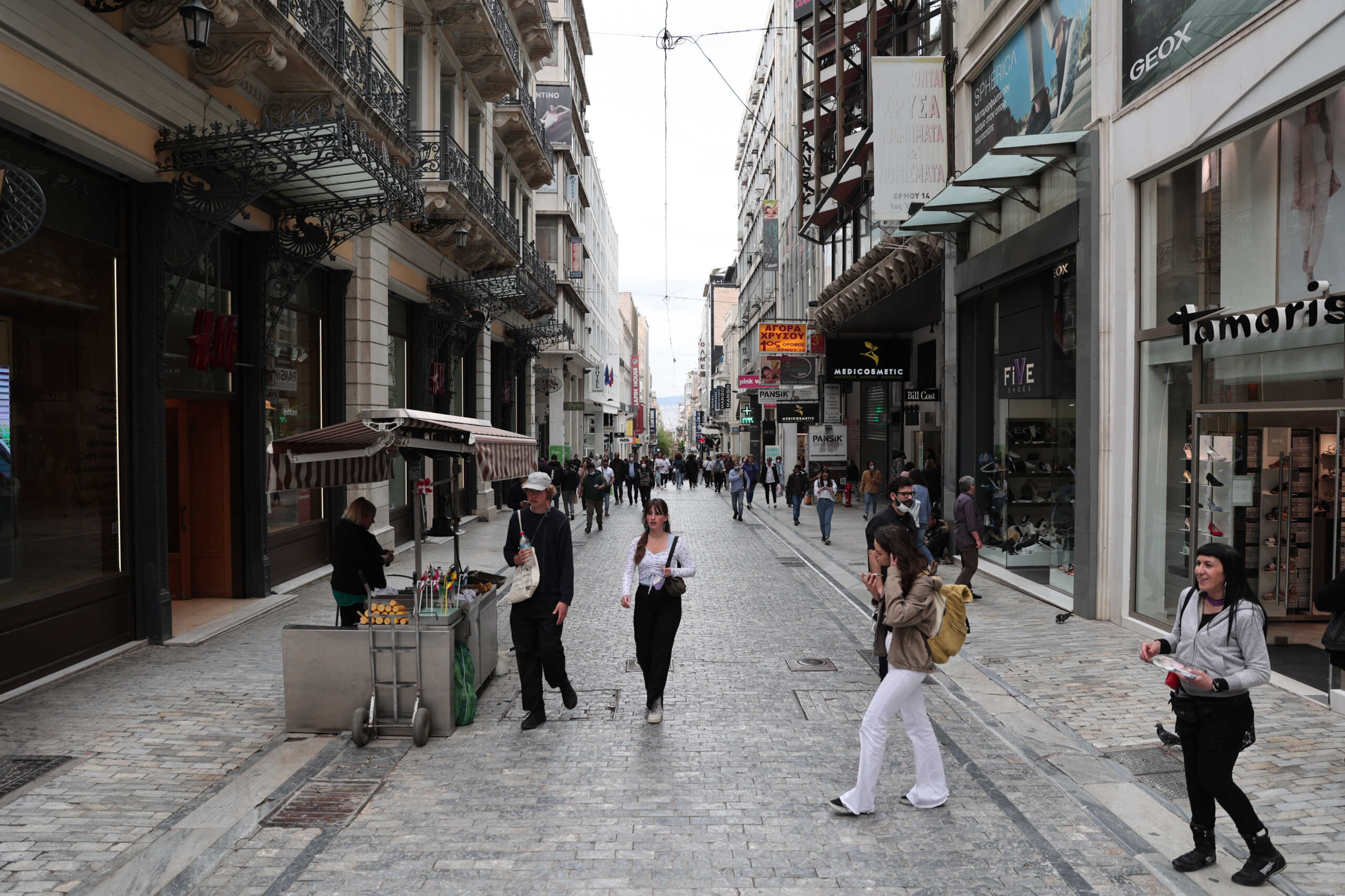 Ξεκίνησαν οι ενδιάμεσες εκπτώσεις στα εμπορικά καταστήματα. στιγμιότυπα από την οδό Ερμού, Τετάρτη 4 Μαϊου 2022  (ΒΑΣΙΛΗΣ ΡΕΜΠΑΠΗΣ