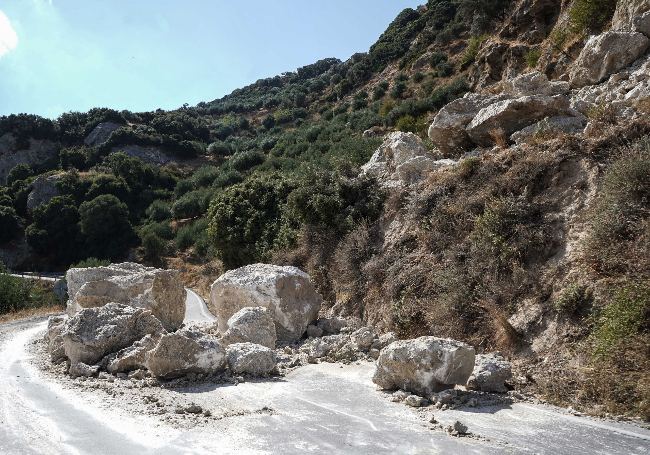 Κατολισθήσεις και καταστροφές από τον σεισμό στον Προφήτη Ηλία Ηρακλείου, Δευτέρα 4 Οκτωβρίου 2021.
(ΣΤΕΦΑΝΟΣ ΡΑΠΑΝΗΣ