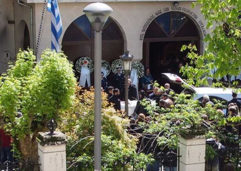 Θρήνος στα Γρεβενά στην κηδεία του 31χρονου αστυνομικού που σκοτώθηκε από μπάζα σε κτίριο στο Πασαλιμάνι