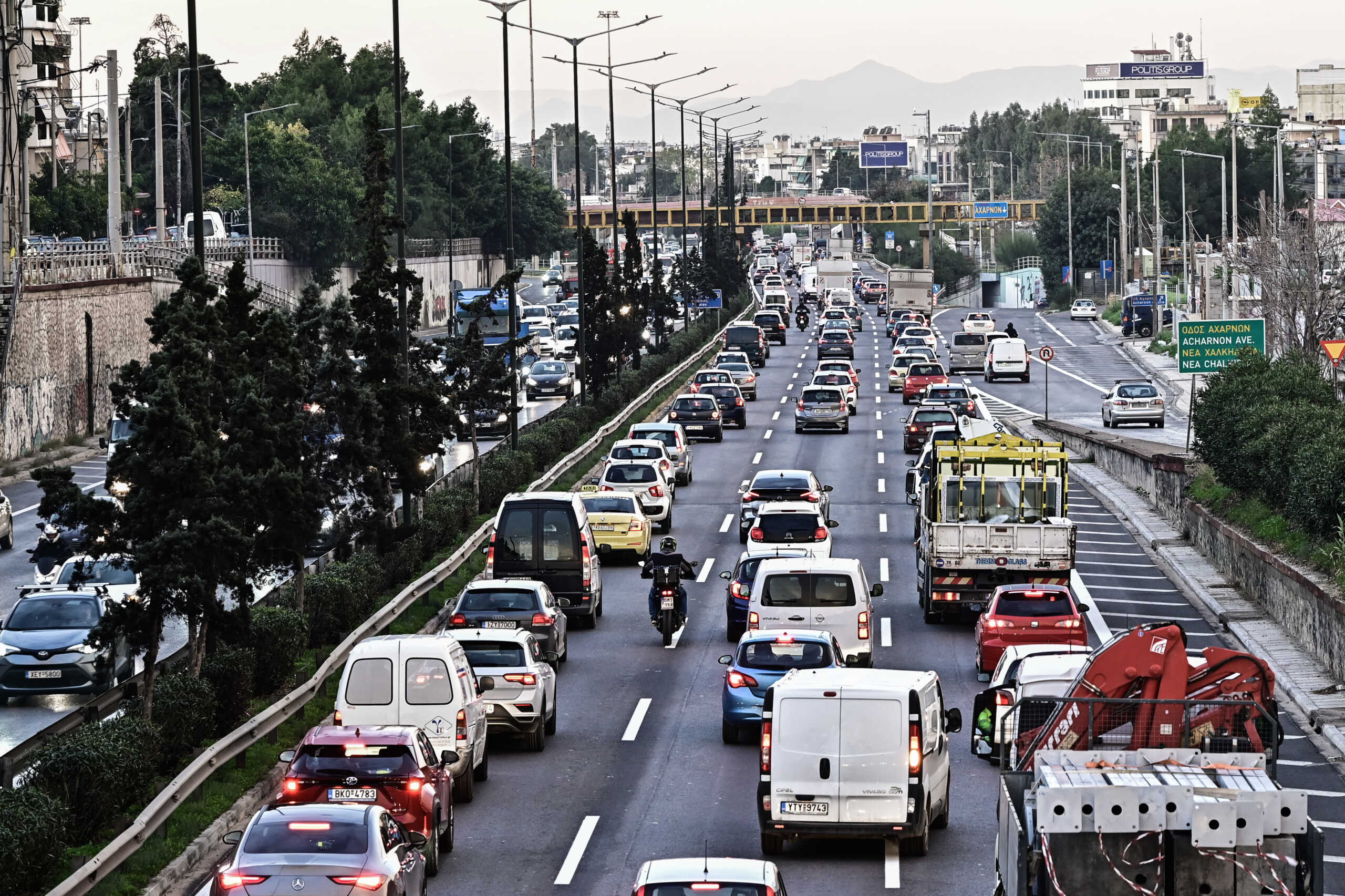 Κίνηση στους δρόμους: Στο «κόκκινο» Κηφισός και Αττική Οδός, προβλήματα σε Κηφισίας και Αθηνών – Κορίνθου