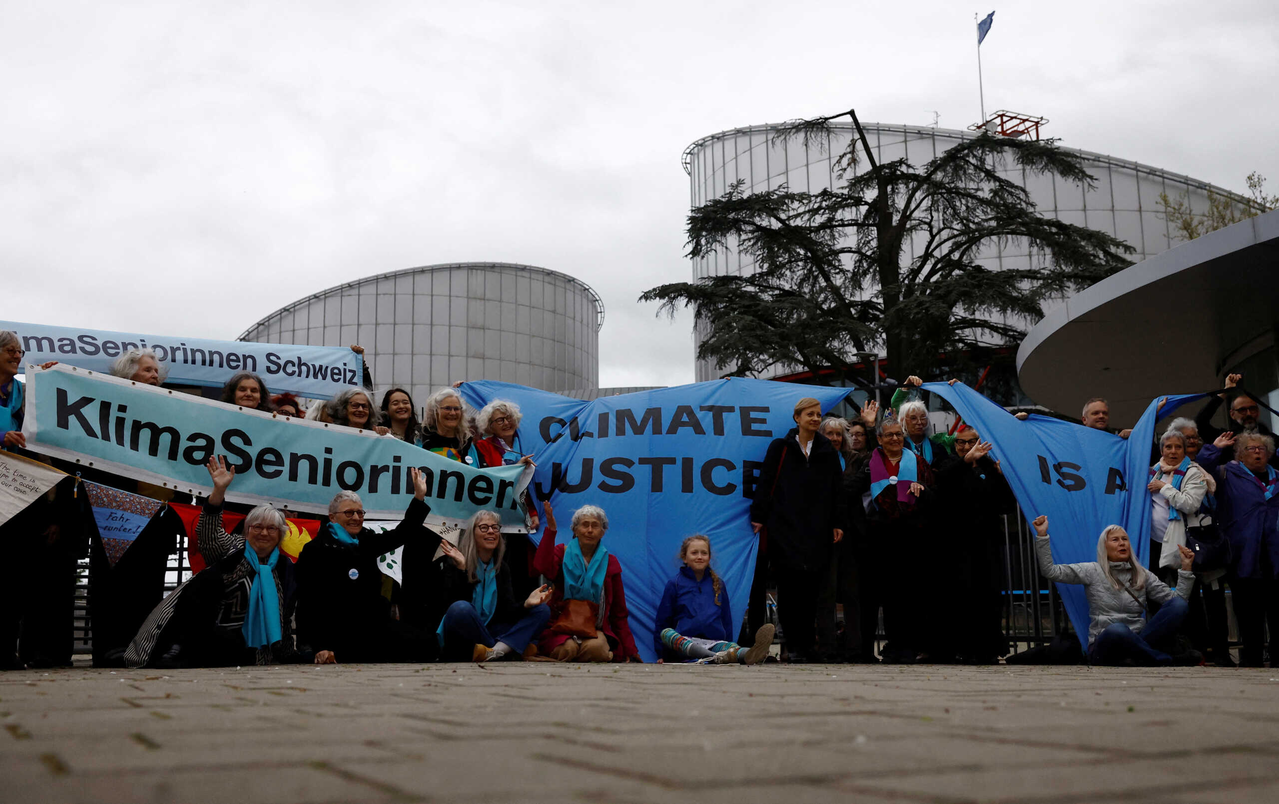 Ευρωπαϊκό Δικαστήριο: «Κινδυνεύσαμε να πεθάνουμε στον καύσωνα» – Ξεσπούν οι Ελβετίδες γιαγιάδες που κέρδισαν αγωγή για το κλίμα