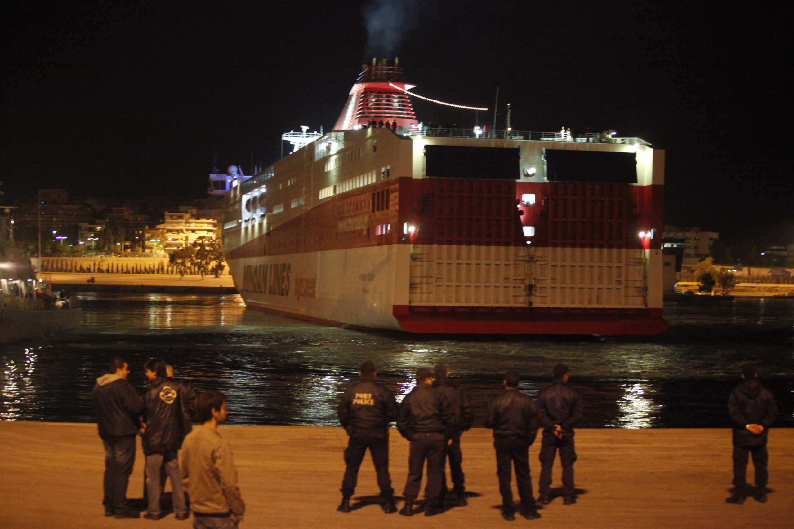 Επέστρεψε στον Πειραιά το «Κνωσός Παλάς» – Τραυματίστηκε 17χρονη επιβάτιδα