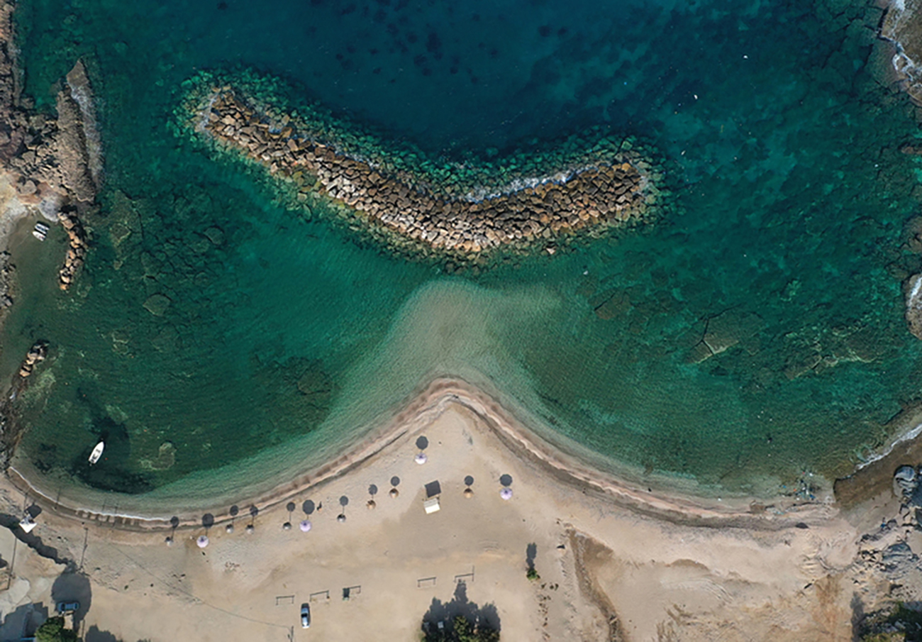 Φωτογραφία που δόθηκε σήμερα στη δημοσιότητα και εικονίζει την παραλία Φρυνιακός, στο χωριό Ζάρακες, στον Δήμο Κύμης-Αλιβερίου, με αφορμή το άρθρο «Μια όαση δίπλα στην Αττική: Αλιβέρι Ευβοίας». «Ένας ανεξερεύνητος παράδεισος δίπλα στην Αθήνα» τιτλοφορείται η νέα ιστοσελίδα προβολής του δήμου Κύμης Αλιβερίου, η οποία βρίσκεται στον αέρα εδώ και ένα μήνα. Γαλαζοπράσινες παραλίες με βότσαλο ή άμμο και πεζοπορικές διαδρομές μέσα στη φύση, γραφικά χωριά και παραδοσιακές ταβέρνες, αναρριχητικά πεδία και θαλάσσια αθλήματα, μνημεία και κάστρα παρουσιάζονται στην σελίδα https: