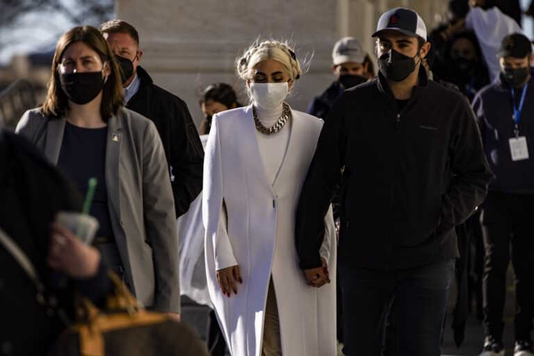 Στα καλύτερά της η Lady Gaga - Εθεάθη φορώντας διαμαντένιο δαχτυλίδι στο LA