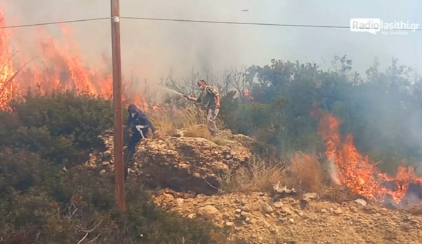 Φωτιά στο Λασίθι: Οκτώ μποφόρ πνέουν στην περιοχή – Τρεις τραυματίες, ο ένας διασωληνωμένος, ζημιές σε σπίτια