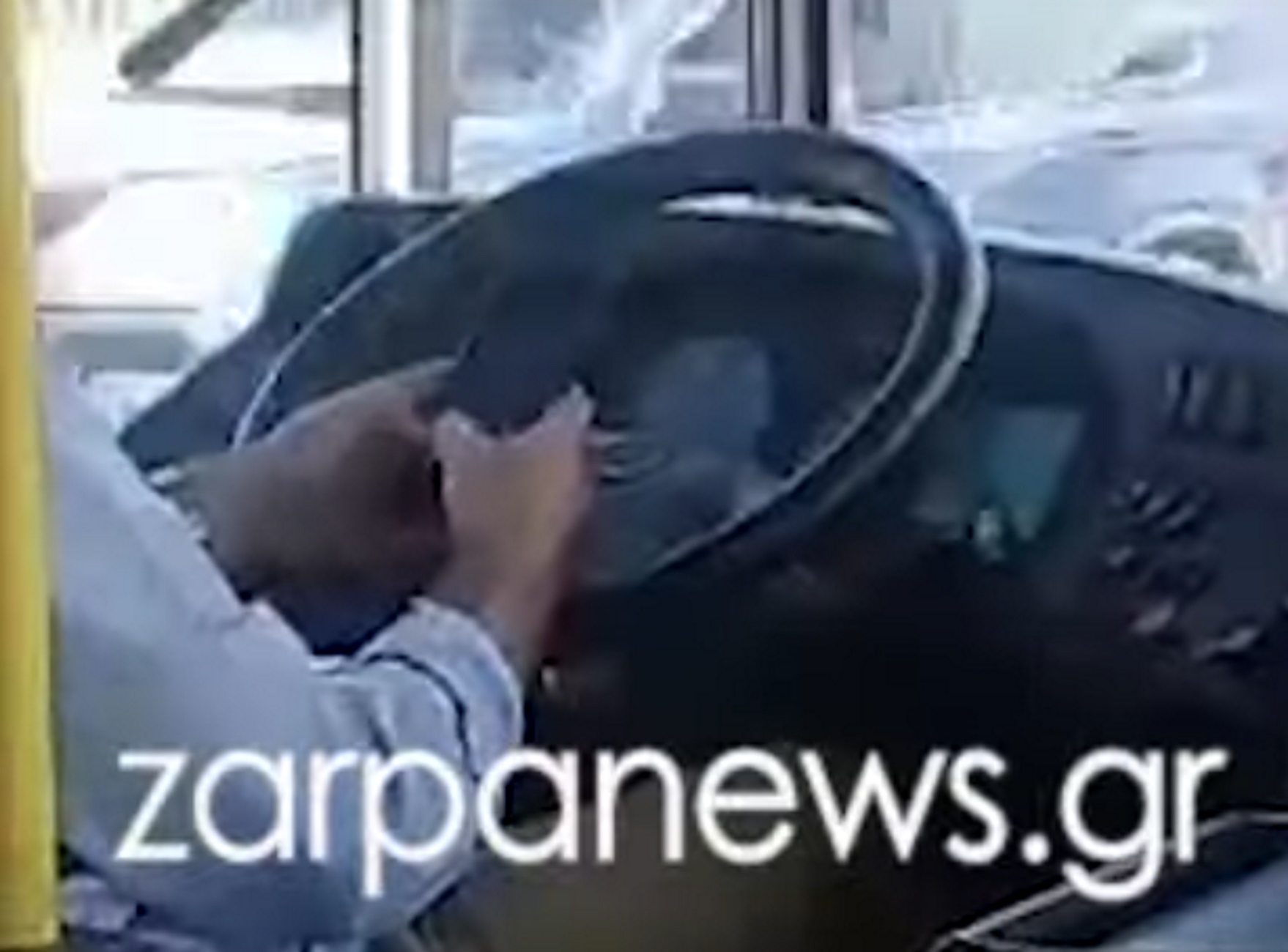 Βίντεο: Οδηγός σε λεωφορείο των ΚΤΕΛ στέλνει μηνύματα στο κινητό τηλέφωνο ενώ εκτελεί δρομολόγιο στα Χανιά
