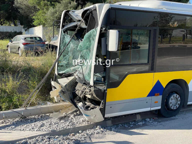 Σμπαράλια το λεωφορείο του ΟΑΣΑ που έπεσε σε κολώνα στα Λιόσια - Ο οδηγός προσπάθησε να αποφύγει άλλο τροχαίο