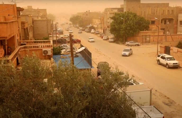 Αμμοθύελλα κάλυψε τα πάντα στη Λιβύη - Ακυρώθηκαν πτήσεις, κλείστηκαν στα σπίτια τους οι κάτοικοι