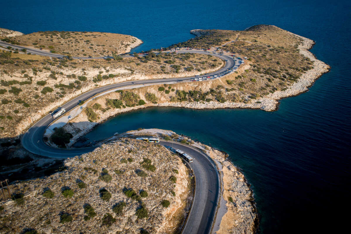 Βουλιαγμένη: Αυτοκίνητο βούτηξε σε χαράδρα και έπιασε φωτιά μετά τα λιμανάκια, σώθηκε ο οδηγός