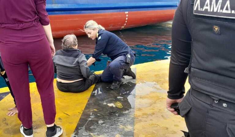Γυναίκα έπεσε στη θάλασσα πριν την αναχώρηση του Blue Star Naxos από το λιμάνι του Πειραιά