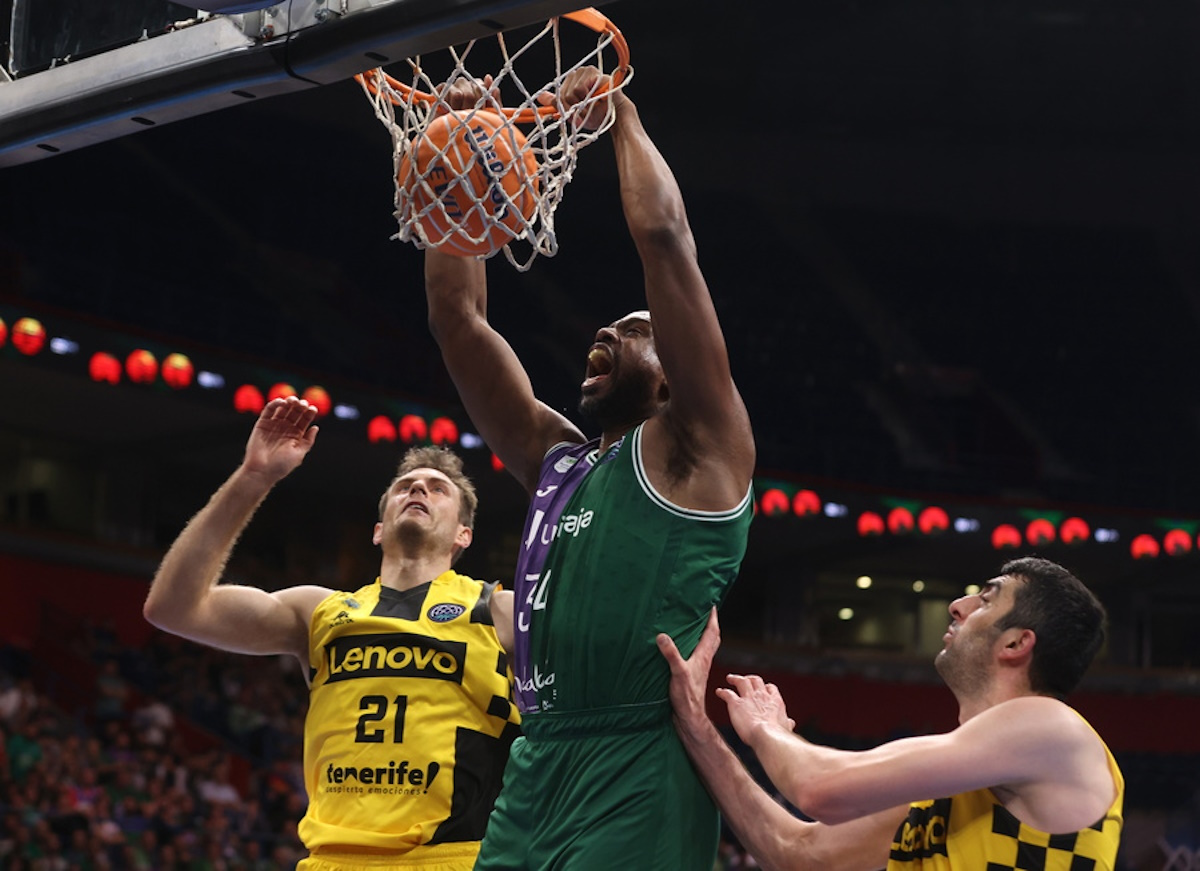 epa11307314 Unicaja's Will Thomas (C) in action against Tenerife's Tim Abromaitis (L) and Giorgi Shermadini (R) during the FIBA Champions League Final Four final basketball match between CB 1939 Canarias and Baloncesto Malaga in Belgrade, Serbia, 28 April 2024.  EPA