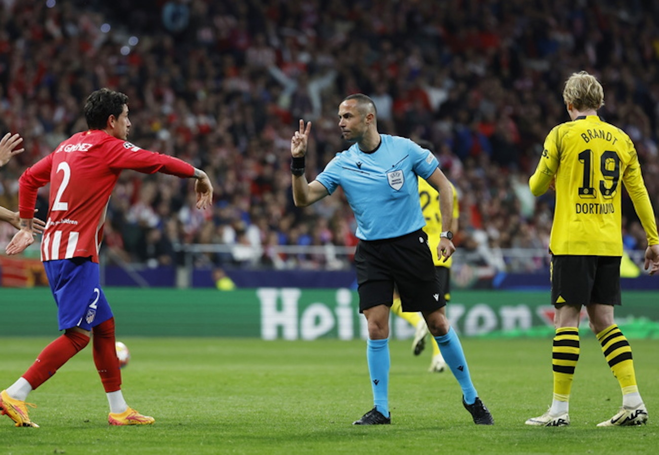 epa11271208 Referee Marco Guida (2R) gestures during the UEFA Champions League quarter-final, 1st leg soccer match between Atletico Madrid and Borussia Dortmund, in Madrid, Spain, 10 April 2024.  EPA