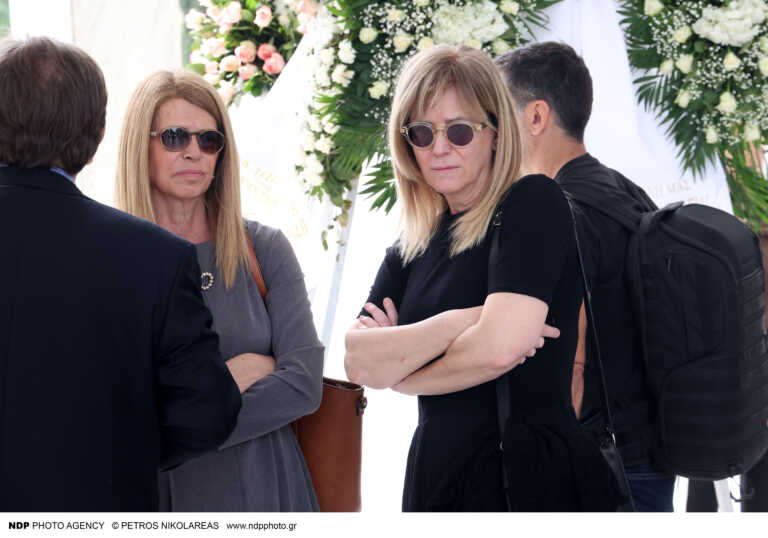 Συγκίνηση στην κηδεία του Γιάννη Φέρτη: Το «ευχαριστώ» της Μαρίνας Ψάλτη και το «θα βρεθούμε σύντομα» της Τάνιας Τσανακλίδου