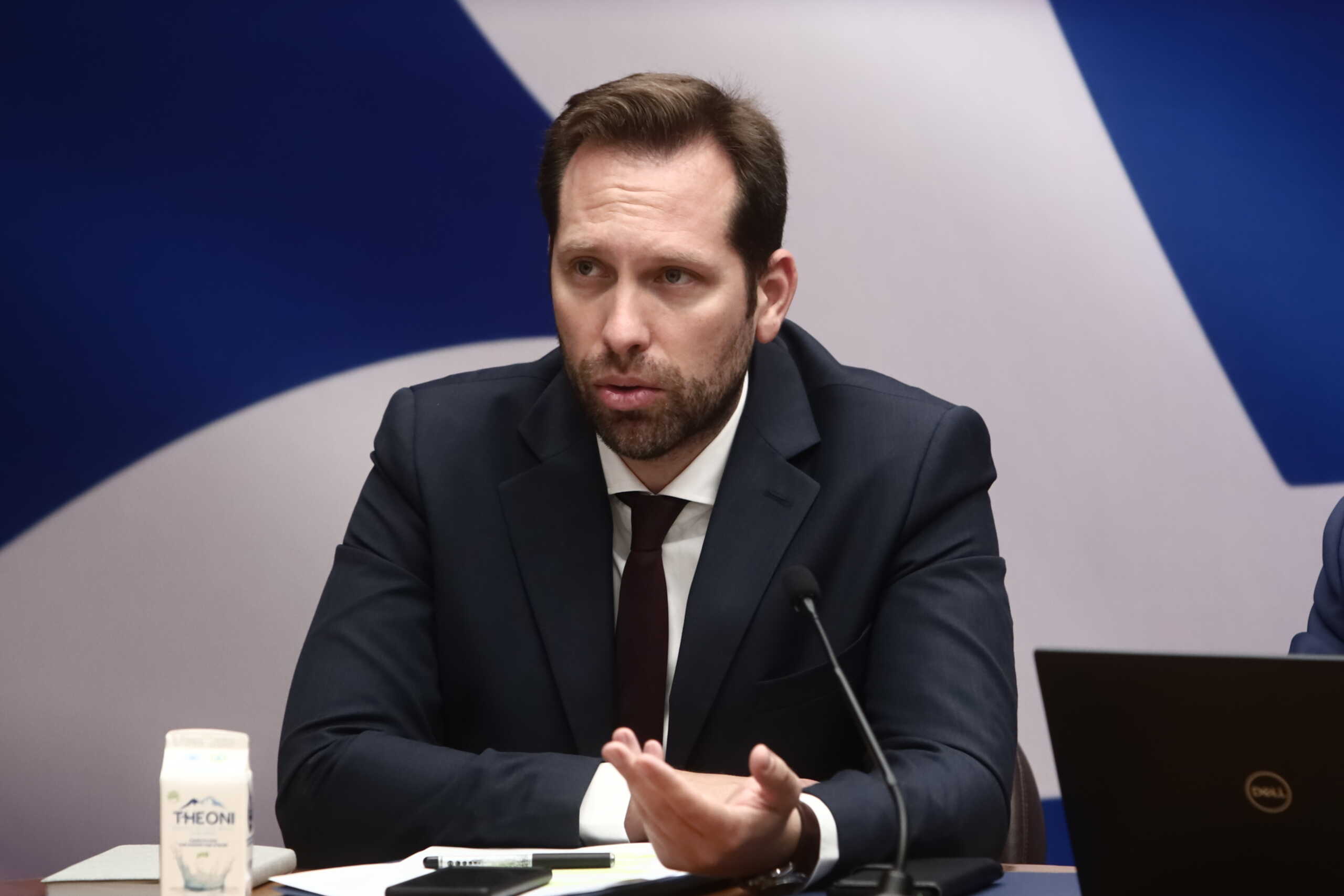 Συνέντευξη τύπου από τον υπουργό Εργασίας και Κοινωνικής Ασφάλισης Άδωνι Γεωργιάδη, τον υφυπουργό Πάνο Τσακλόγλου και τον Γενικό Γραμματέα Νίκο Μηλαπίδη για το νέο ασφαλιστικό νομοσχέδιο, Πέμπτη 19 Οκτωβρίου 2023. 
(ΚΩΣΤΑΣ ΤΖΟΥΜΑΣ
