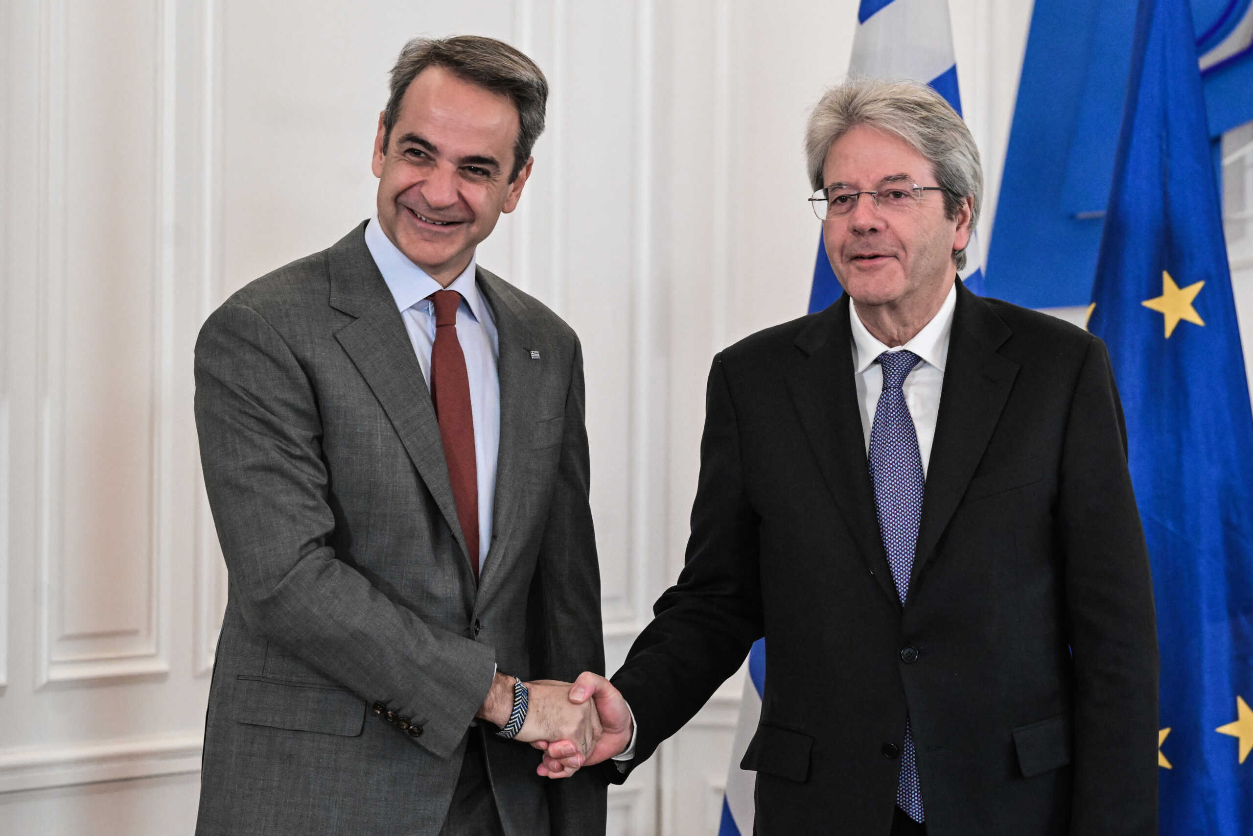 Συνάντηση του Πρωθυπουργού Κυριάκου Μητσοτάκη με τον Επίτροπο Οικονομίας της Ευρωπαϊκής Ένωσης Paolo Gentiloni, Μέγαρο Μαξίμου, Τετάρτη 10 Απριλίου 2024. 
(ΤΑΤΙΑΝΑ ΜΠΟΛΑΡΗ