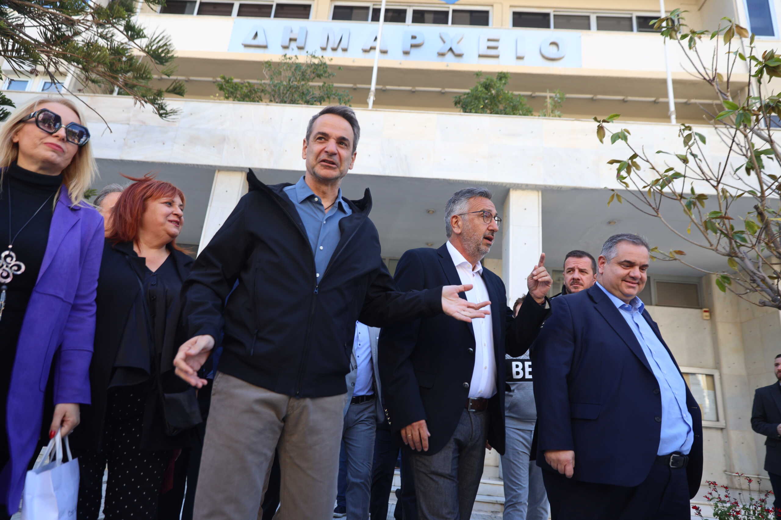 Συνάντηση του Πρωθυπουργού Κυριάκου Μητσοτάνη με τον Δήμαρχο του Αγίου Δημητρίου Στέλιο Μαμαλάκη ομιλία σε καφέ της περιοχής.  Σάββατο 20 Απριλίου 2024  (ΓΙΑΝΝΗΣ ΠΑΝΑΓΟΠΟΥΛΟΣ