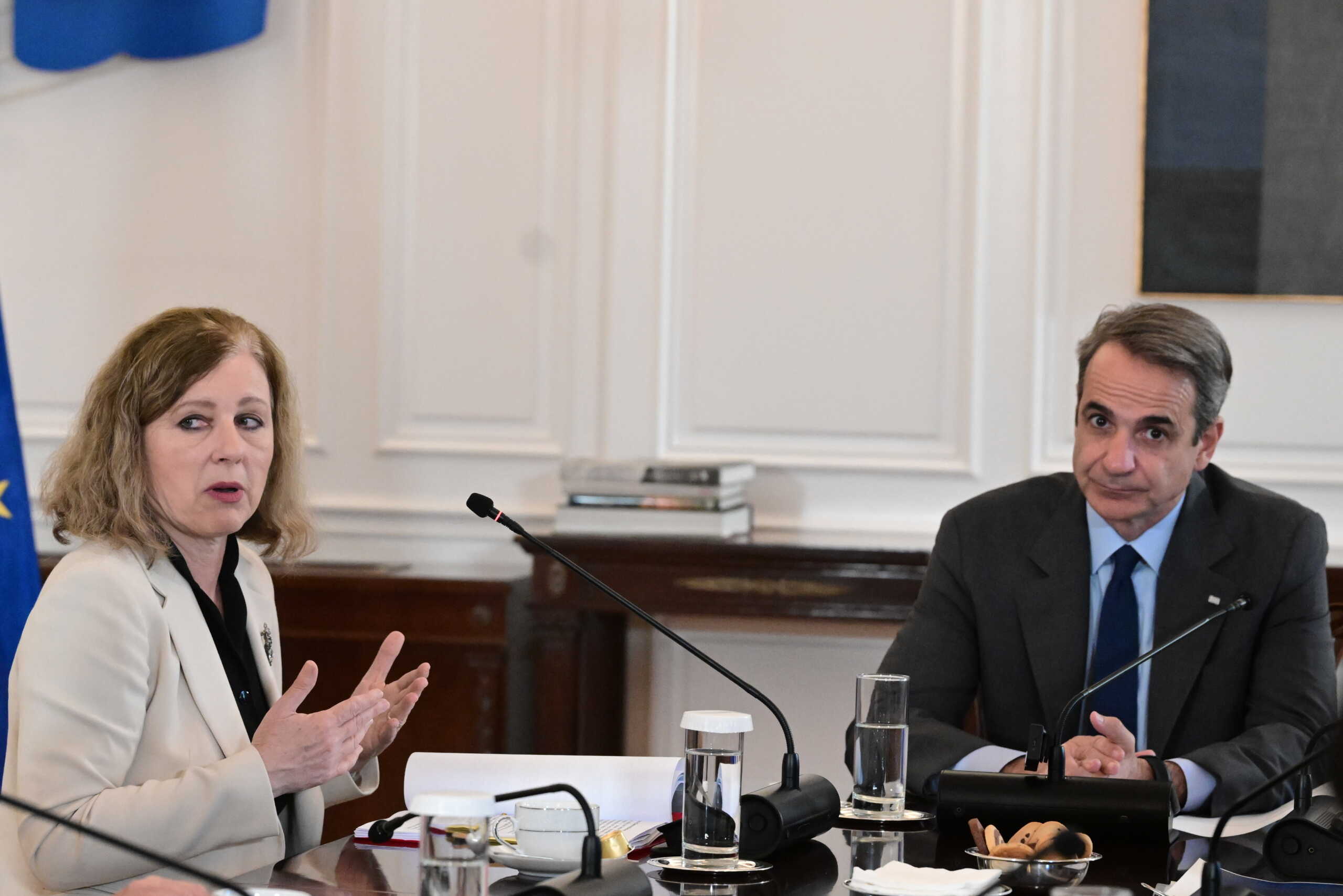 Συνάντηση του Πρωθυπουργού Κυριάκου Μητσοτάκη με την Αντιπρόεδρο της Ευρωπαϊκής Επιτροπής Vera Jourova, στο Μέγαρο Μαξίμου, Δευτέρα 15 Απριλίου 2024. 
(ΤΑΤΙΑΝΑ ΜΠΟΛΑΡΗ