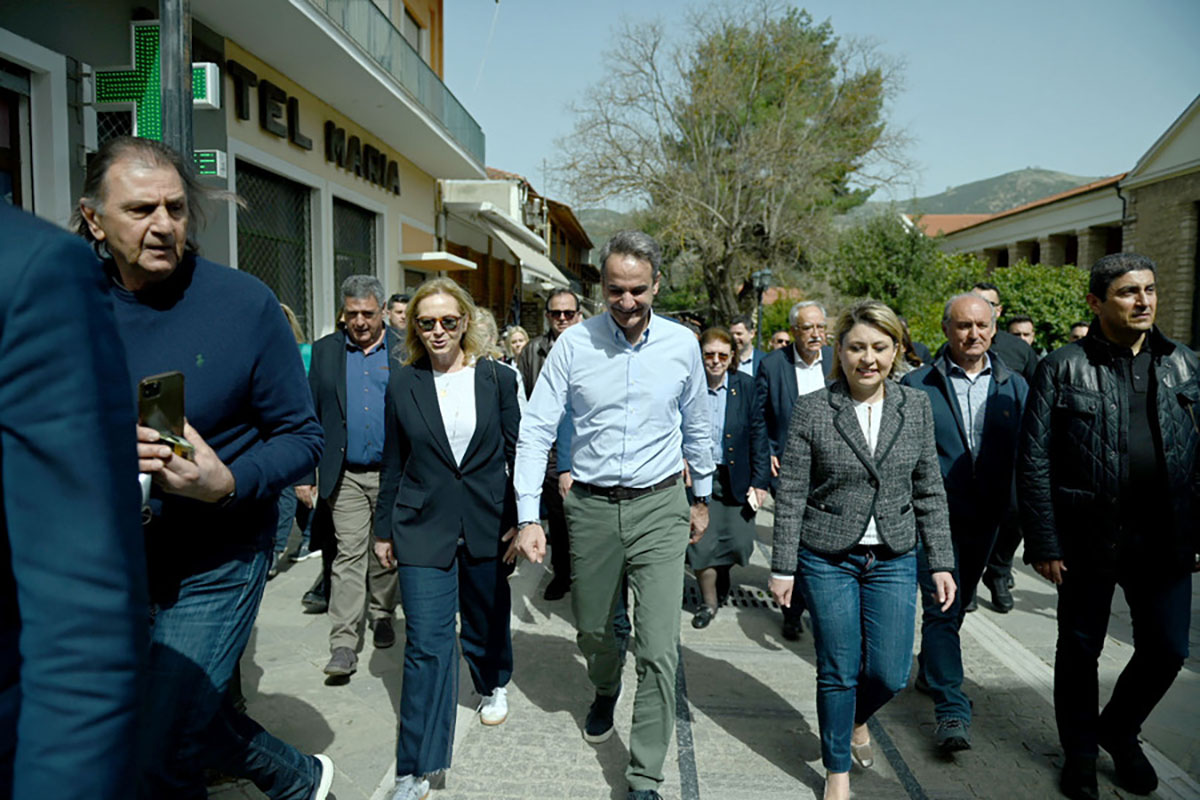 Ο πρωθυπουργός Κυριάκος Μητσοτάκης συνομιλεί με πολίτες , κατά την διάρκεια της επίσκεψής του στα Καλάβρυτα, Τρίτη 2 Απριλίου 2024. ΑΠΕ-ΜΠΕ
