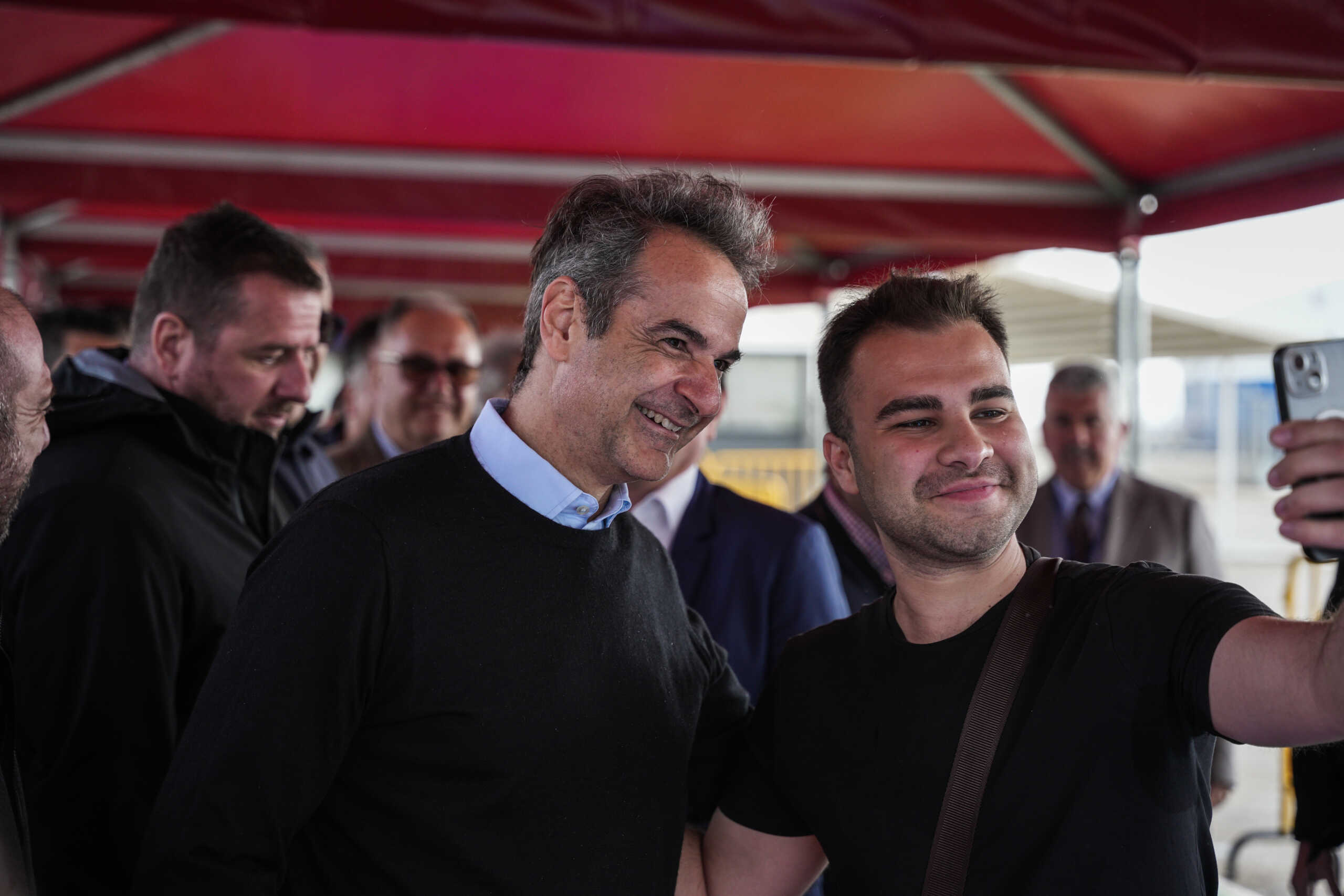 Επίσκεψη του Πρωθυπουργού Κυριάκου Μητσοτάκη στην Λέσβο, Παρασκευή 19 Απριλίου 2024. Στιγμιότυπο από το τελωνείο Μυτιλήνης, όπου συναντήθηκε με Τούρκους τουρίστες και συνομίλησε με άντρες του Λιμενικού. 
(ΠΑΝΑΓΙΩΤΗΣ ΜΠΑΛΑΣΚΑΣ
