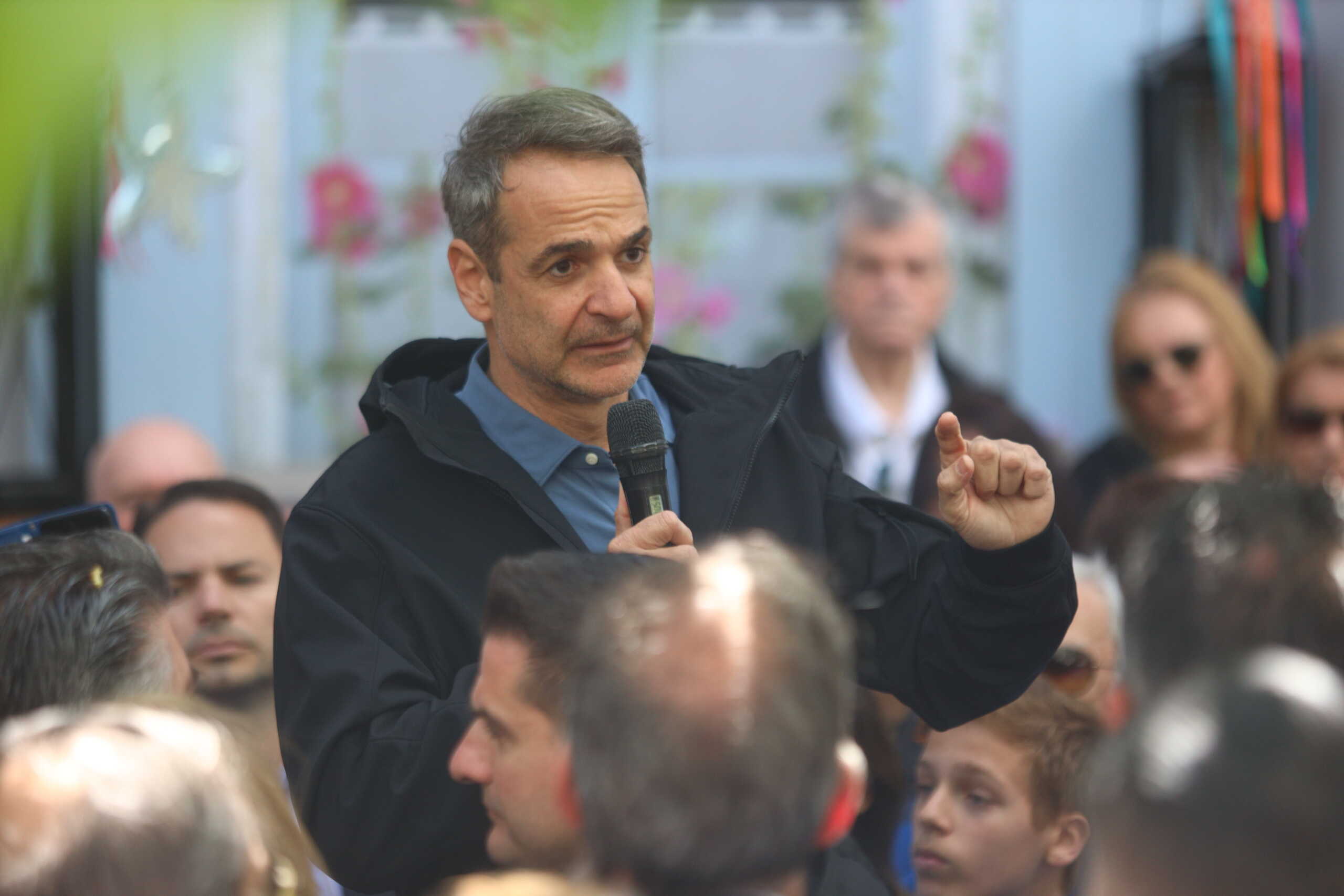 Συνάντηση του Πρωθυπουργού Κυριάκου Μητσοτάνη με τον Δήμαρχο του Αγίου Δημητρίου Στέλιο Μαμαλάκη ομιλία σε καφέ της περιοχής.  Σάββατο 20 Απριλίου 2024  (ΓΙΑΝΝΗΣ ΠΑΝΑΓΟΠΟΥΛΟΣ