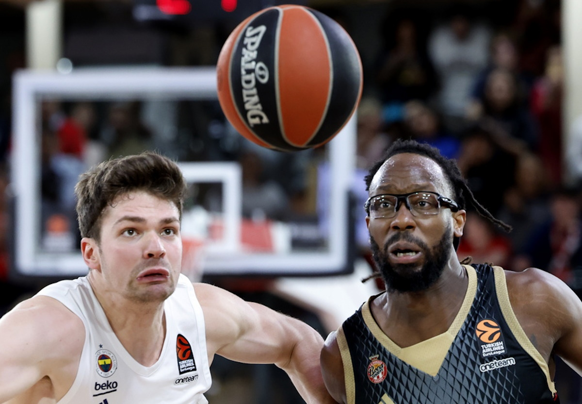 epa11303465 John Brown (R) of AS Monaco and Tarik Biberovic (L) of Fenerbahce in action during the Euroleague Basketball Playoff Game 2 match between AS Monaco and Fenerbahce Beko Istanbul, in Monaco, 26 April 2024.  EPA