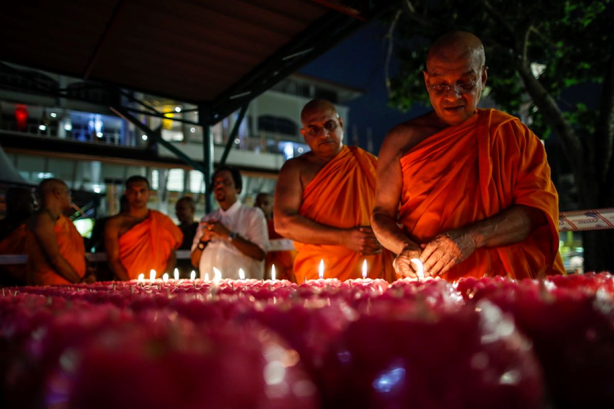 Ταϊλάνδη: Έπιασε την πολιτικό σύζυγό του στο κρεβάτι με βουδιστή μοναχό που είχαν υιοθετήσει