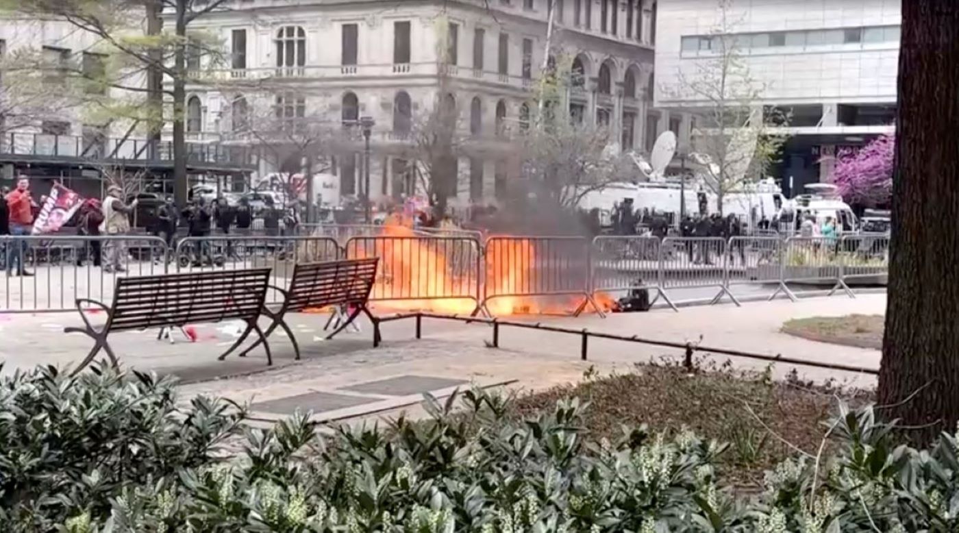 Πέθανε ο άνδρας που αυτοπυρπολήθηκε έξω από την αίθουσα που δικάζεται ο Ντόναλντ Τραμπ