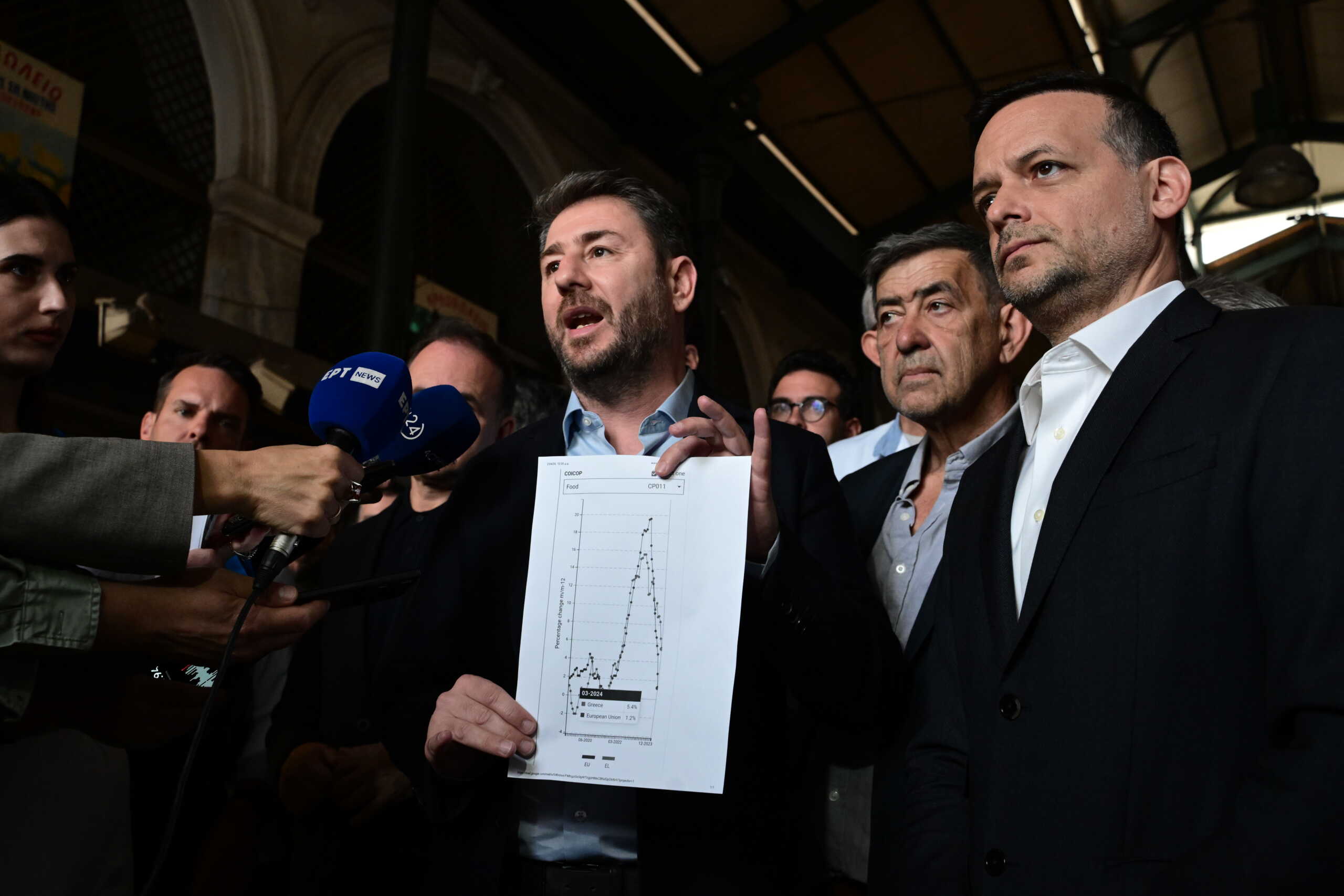 Επίσκεψη του προέδρου του ΠΑΣΟΚ - Κινήματος Αλλαγής Νίκου Ανδρουλάκη στην Βαρβάκειο Αγορά, Τρίτη 23 Απριλίου 2023. 
(ΤΑΤΙΑΝΑ ΜΠΟΛΑΡΗ