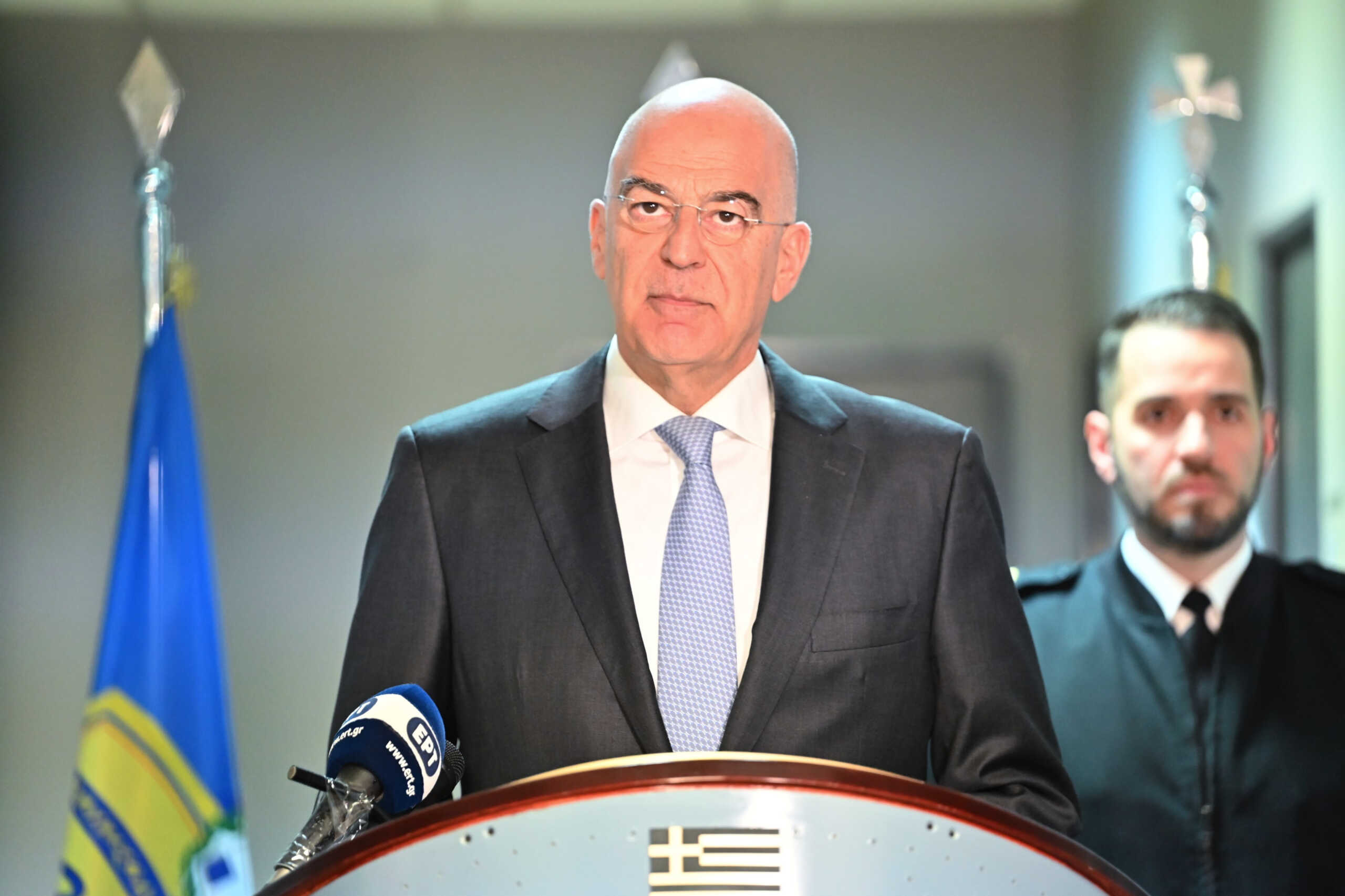 Ο Υπουργός Εθνικής Άμυνας, Νίκος Δένδιας, συνοδευόμενος από τον Υφυπουργό Εθνικής Άμυνας Ιωάννη Κεφαλογιάννη, τον Αρχηγό ΓΕΕΘΑ Στρατηγό Δημήτριο Χούπη και τον Γενικό Γραμματέα του Υπουργείου Εθνικής Άμυνας Αντώνιο Οικονόμου πραγματοποίησε επίσκεψη, την Δευτέρα 1 Απρίλιου 2024, στη Γενική Διεύθυνση Αμυντικών Εξοπλισμών και Επενδύσεων (ΓΔΑΕΕ), και την Γενική Διεύθυνση Πολιτικής Εθνικής Άμυνας και Διεθνών Σχέσεων (ΓΔΠΕΑΔΣ) στο στρατόπεδο "Αντισυνταγματάρχη Παναγιώτη Φακίνου", στο Γουδί Αττικής. Κατά την επίσκεψη του στην ΓΔΑΕΕ, ο κ. Δένδιας ενημερώθηκε από τον Γενικό Διευθυντή, Αντιναύαρχο (Μ) ε.α. Αριστείδη Αλεξόπουλο και τους αρμόδιους Διευθυντές, για θέματα αμυντικών προγραμμάτων, συμβάσεων και προμήθειας αμυντικού υλικού, όπως και για ζητήματα αμυντικών επενδύσεων, στο πλαίσιο της "Ατζέντας 2030". Ενημερώθηκε ακόμη για τις τεχνολογικές έρευνες και τον τρόπο διασύνδεσής τους με το υπό ίδρυση Ελληνικό Κέντρο Ανάπτυξης Καινοτομίας (ΕΛΚΑΚ) του Υπουργείου Εθνικής Άμυνας. 
(ΓΡΑΦΕΙΟ ΤΥΠΟΥ ΥΠ. ΑΜΥΝΑΣ
