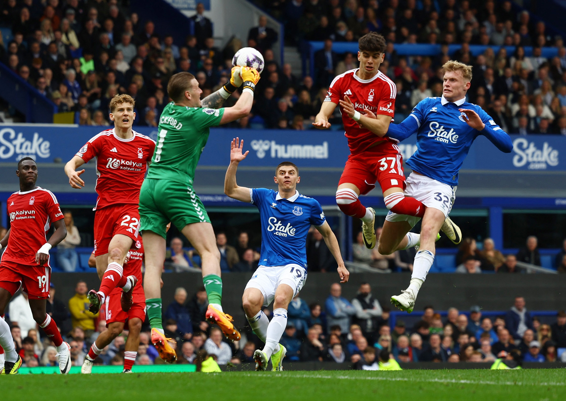 Soccer Football - Premier League - Everton v Nottingham Forest - Goodison Park, Liverpool, Britain - April 21, 2024 Everton's Jordan Pickford in action with Nottingham Forest's Rodrigo Ribeiro Action Images via Reuters