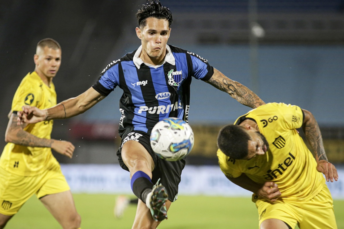 epa11020560 Ruben Bentacourt of Liverpool (C) and Maximiliano Olivera (R) of Penarol in action during a semifinal match of Uruguayan First Division soccer tournament at Centenario stadium in Montevideo, Uruguay, 09 December 2023.  EPA