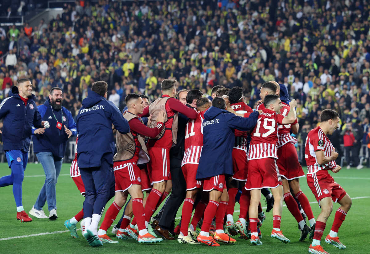 Soccer Football - Europa Conference League - Quarter Final - Second Leg - Fenerbahce v Olympiacos - Sukru Saracoglu Stadium, Istanbul, Turkey - April 19, 2024 Olympiacos players celebrate after winning the penalty shoot-out REUTERS