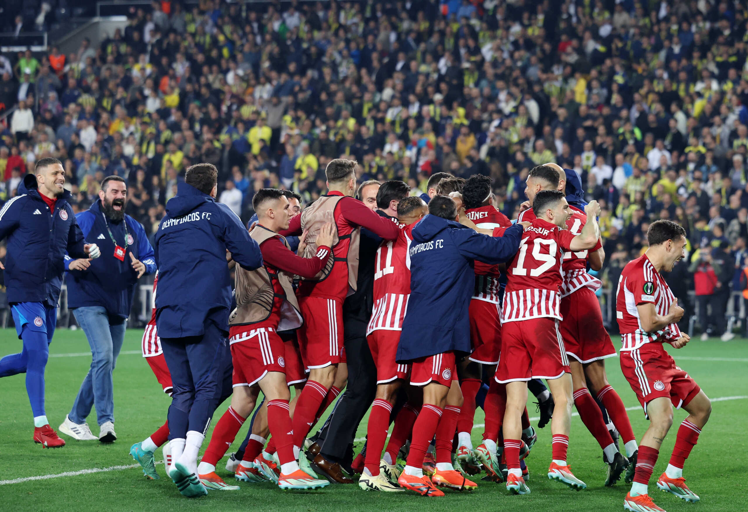 Soccer Football - Europa Conference League - Quarter Final - Second Leg - Fenerbahce v Olympiacos - Sukru Saracoglu Stadium, Istanbul, Turkey - April 19, 2024 Olympiacos players celebrate after winning the penalty shoot-out REUTERS