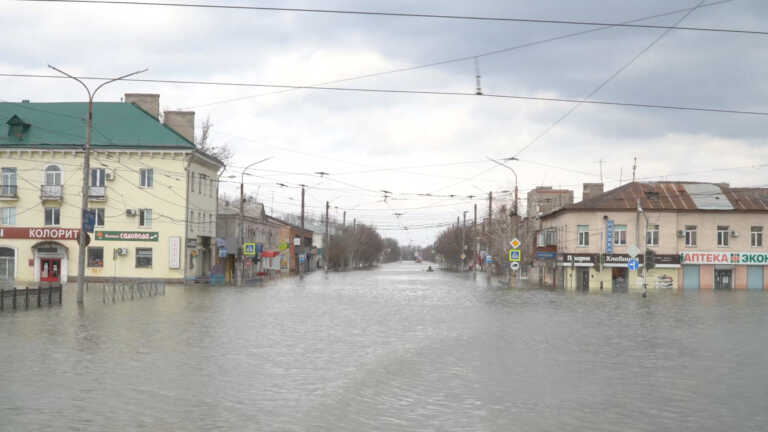 Περισσότερα από 300 σπίτια πλημμύρισαν στη Ρωσία λόγω της υπερχείλισης του ποταμού Ουράλη