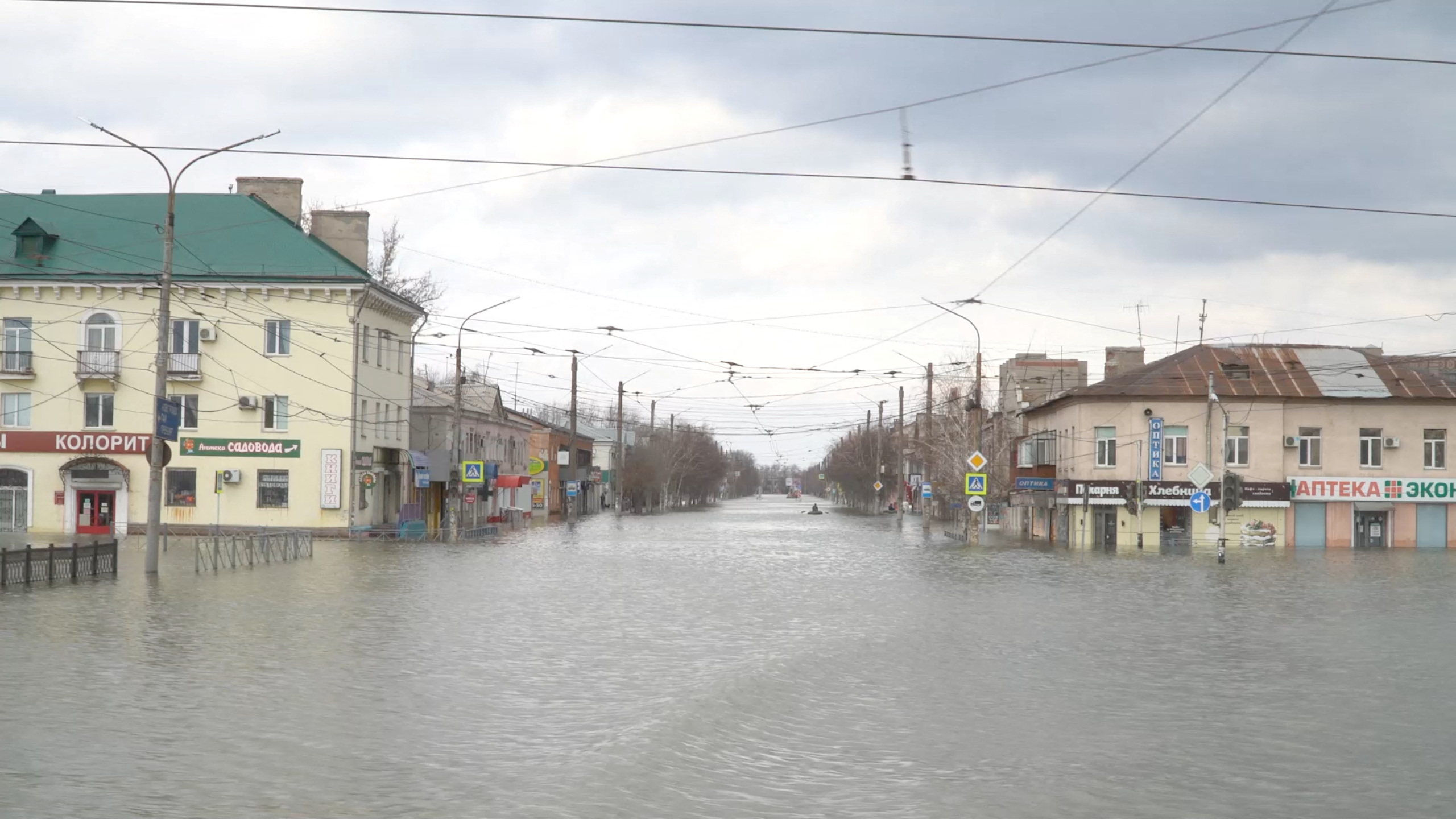 Ρωσία: Πλημμύρισαν σπίτια στο Όρενμπουργκ από την υπερχείλιση του ποταμού Ουράλη