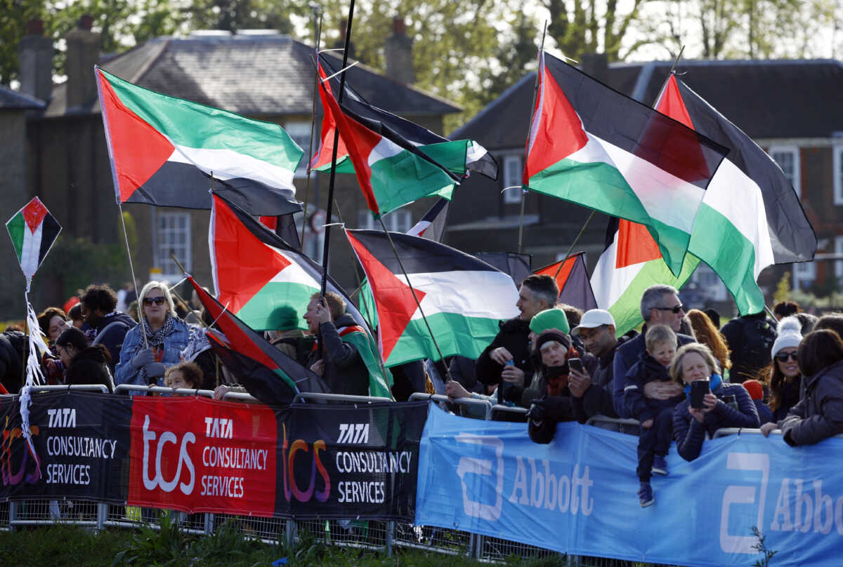 Athletics - London Marathon - London, Britain - April 21, 2024  Spectators display flags in support of Palestine before the start of the Marathon amid the ongoing conflict between Israel and Hamas REUTERS