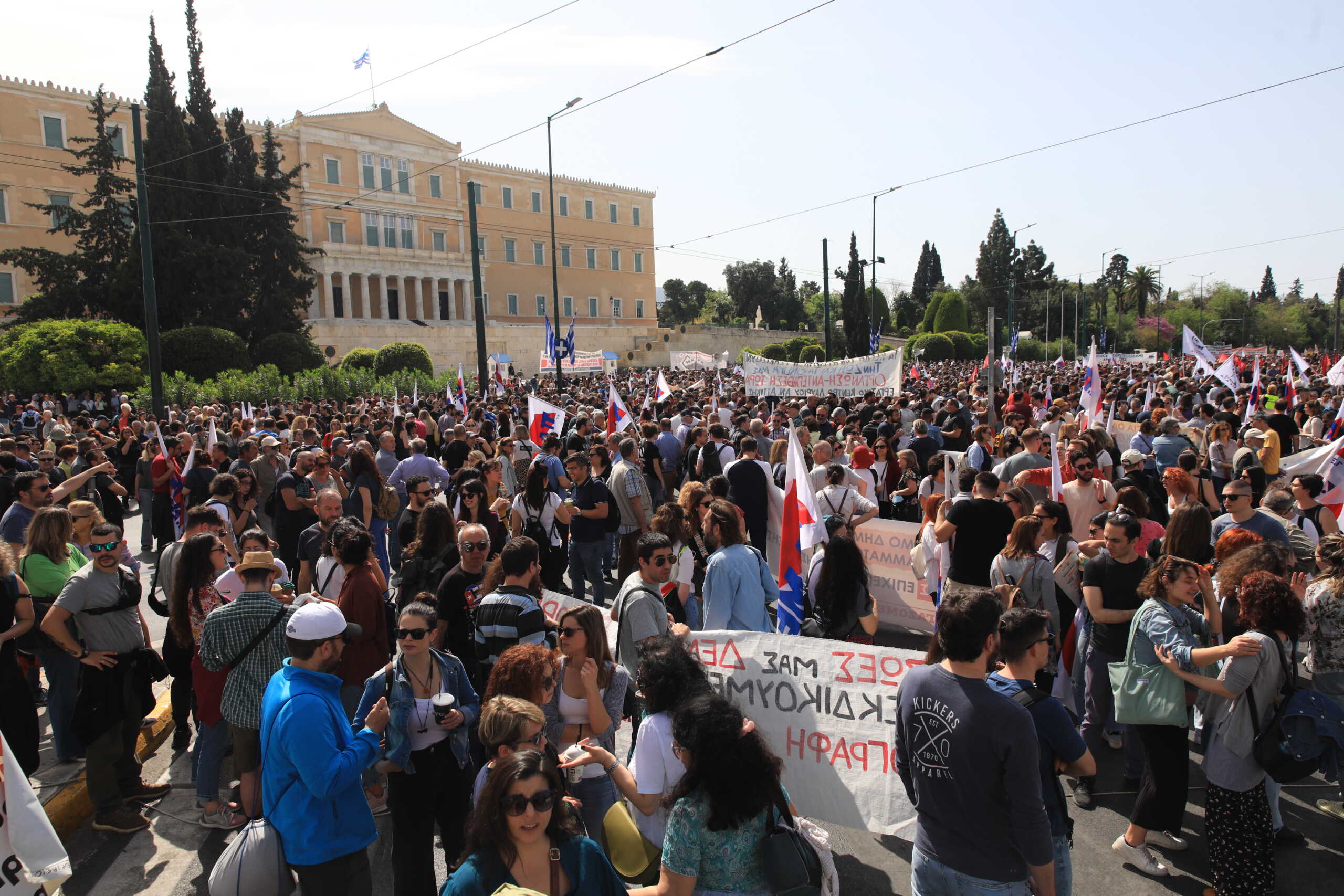 Απεργιακή συγκέντρωση του ΠΑΜΕ στην πλατεία Συντάγματος στα πλαίσια της 24ωρης απεργίας που έχει κηρύξει η Γενική Συνομοσπονδία Εργατών Ελλάδας (ΓΣΕΕ) με αιτήματα αυξήσεις σε μισθούς και συντάξεις, επαναφορά των συλλογικών συμβάσεων εργασίας και αποτελεσματικά μέτρα για την πάταξη της αισχροκέρδειας και της ακρίβειας, Τετάρτη 17 Απριλίου 2024. 
(ΓΙΑΝΝΗΣ ΠΑΝΑΓΟΠΟΥΛΟΣ
