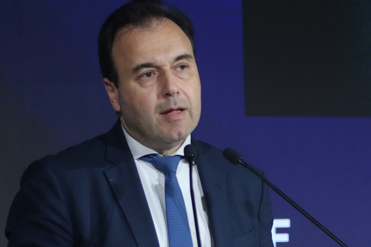 Τα mega-trends, οι μετασχηματισμοί, οι προβληματισμοί και οι προτάσεις που συνθέτουν το νέο τοπίο του Retailing στην Ελλάδα και σε όλο τον κόσμο διασταυρώνονται στο μεγάλο διεθνές Συνέδριο Future of Retail 2024 της ΕΣΕΕ, που πραγματοποιείται  στην Αθήνα Η επιχειρηματική κοινότητα «εκπροσωπείται» στο Future of Retail από Προέδρους, CEOs και εξειδικευμένα στελέχη όχι μόνο του λιανεμπορίου, αλλά και της τεχνολογίας, του τραπεζικού κλάδου, της βιομηχανίας της μόδας και του τουρισμού που συζητούν πάνω στην πολύ επίκαιρη «προβληματική» του Συνεδρίου  Στη φωτο ο Υπουργος Ψηφιακης Διακυβερνησης  Δημητρης Παπαστεργιου-  φωτο ΧΡΗΣΤΟΣ ΜΠΟΝΗΣ