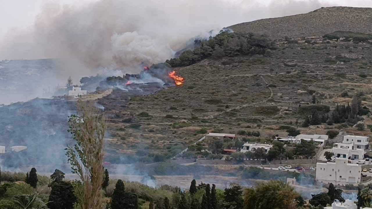 Φωτιά στην Πάρο, καίει πολύ κοντά σε σπίτια 12