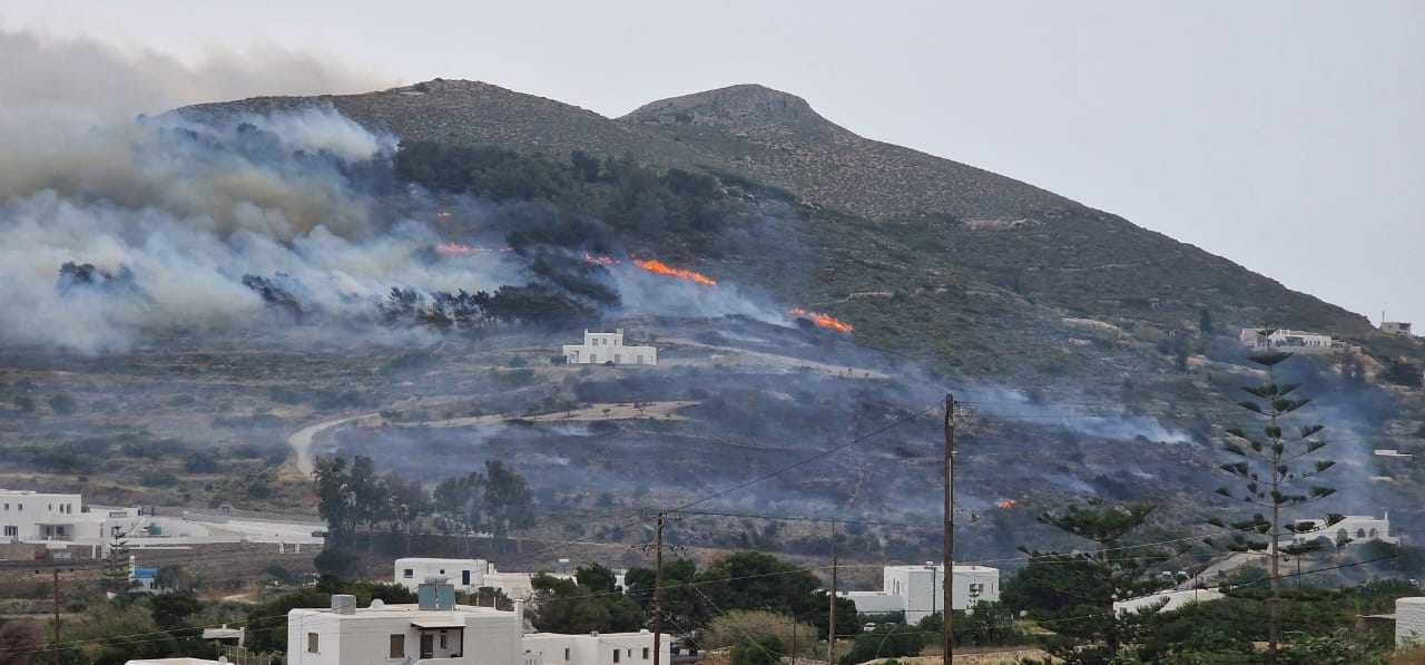 Φωτιά στην Πάρο, καίει πολύ κοντά σε σπίτια 13