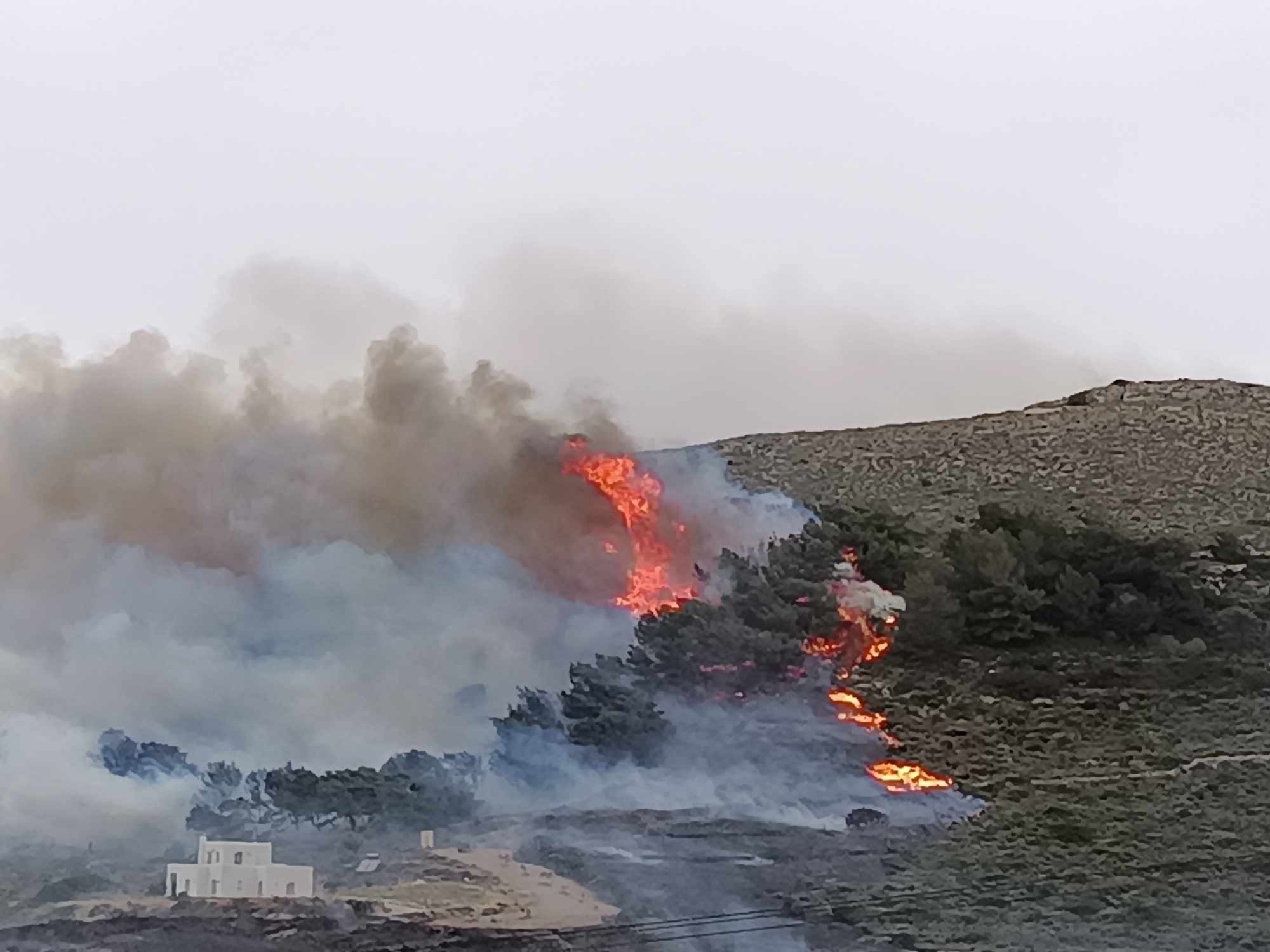 Πάρος: Σε ύφεση η φωτιά κοντά στην Παροικιά