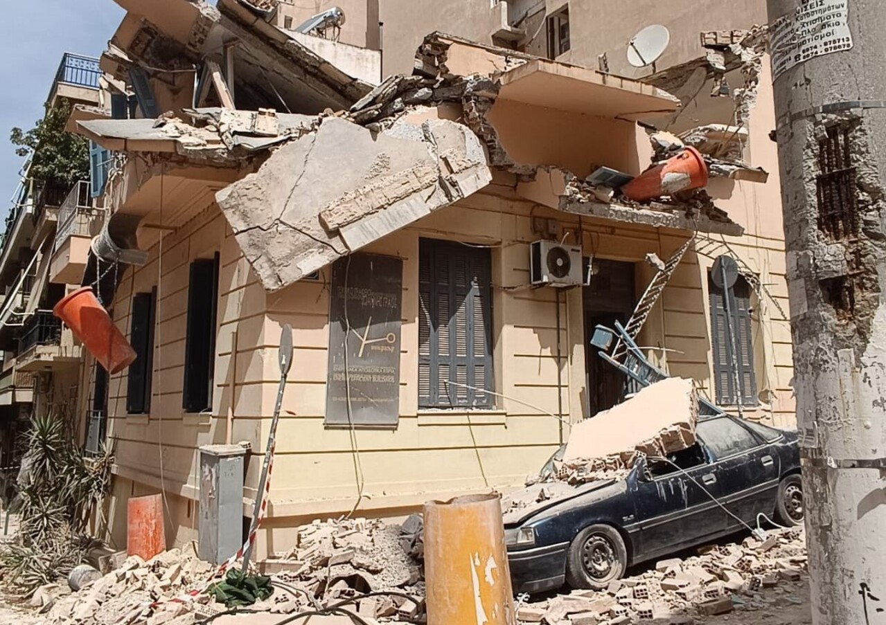 Πασαλιμάνι: Βίντεο ντοκουμέντο από την επιχείρηση απεγκλωβισμού του αστυνομικού μετά την κατάρρευση του κτιρίου