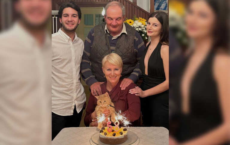 Η Νατάσα Παζαΐτη «έκλεισε» τα 58 και το γιόρτασε με τον Κώστα Καραμανλή, τα παιδιά τους και τον Πέπε