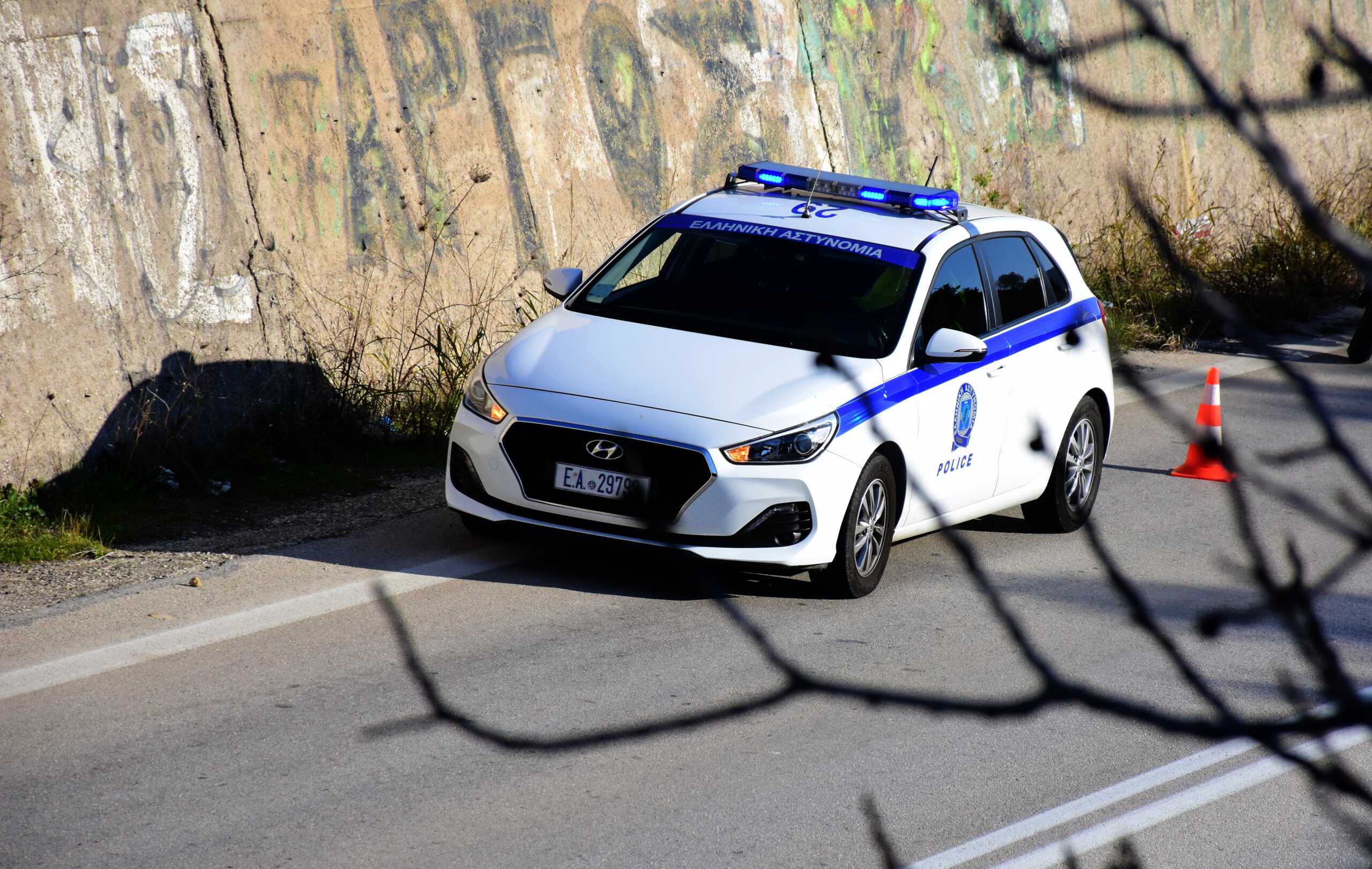 ΚΟΡΙΝΘΙΑ-ΙΧ αυτοκίνητο συγκρούστηκε με φορτηγό στα Δερβενάκια, στην επαρχιακή οδό Κορίνθου-Άργους, με αποτέλεσμα τον σοβαρό τραυματισμό του οδηγού του αυτοκινήτου. Η πυροσβεστική απεγκλώβισε τον οδηγό από το ΙΧ ο οποίος είχε τις αισθήσεις του και μεταφέρθηκε με ασθενοφόρο του ΕΚΑΒ στο Νοσοκομείο Κορίνθου. Έρευνα για τα αίτια του τροχαίου διενεργεί η Τροχαία Κορίνθου. (ΒΑΣΙΛΗΣ ΠΑΠΑΔΟΠΟΥΛΟΣ